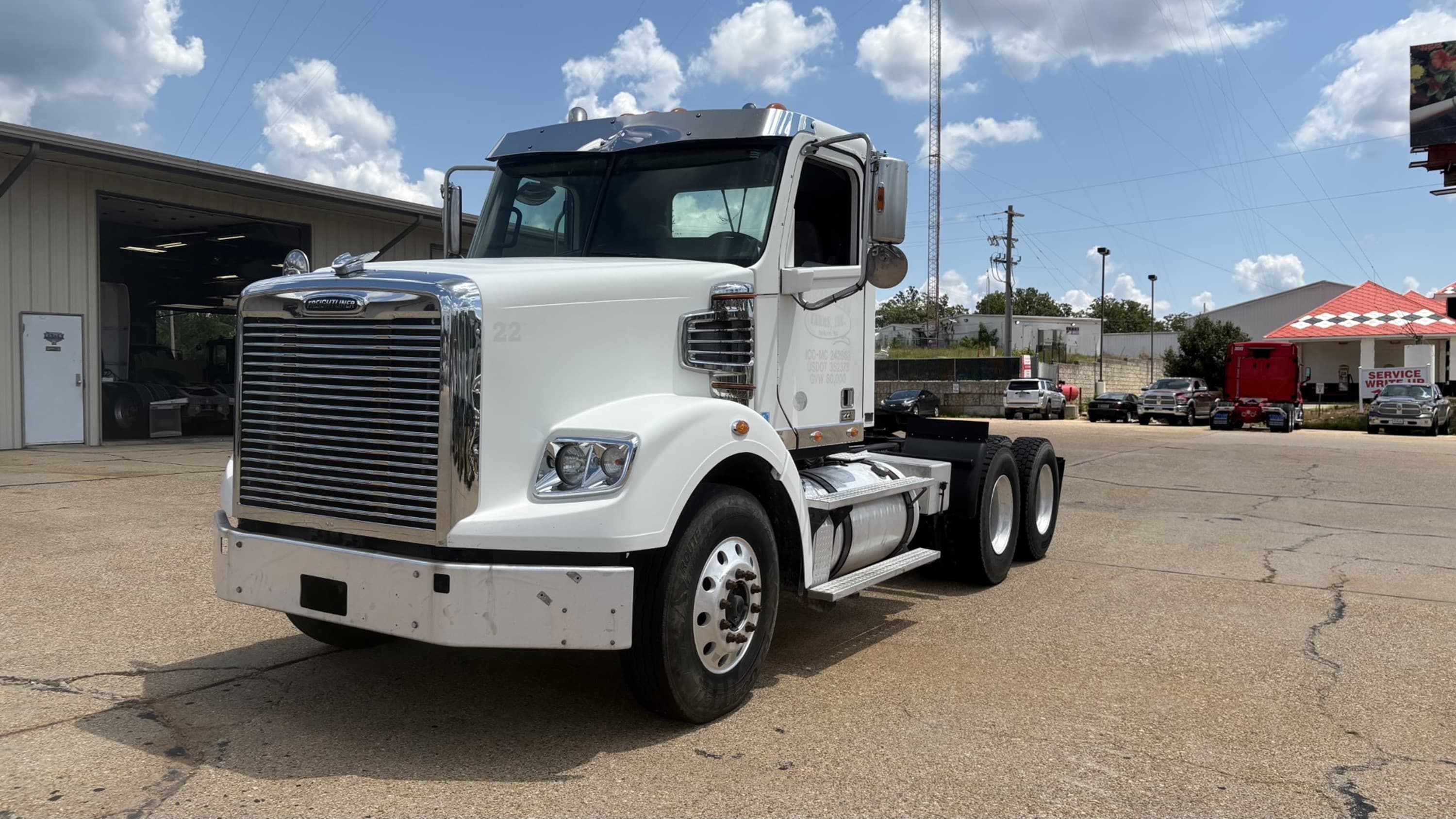 2014 Freightliner 122SD - Photo 1