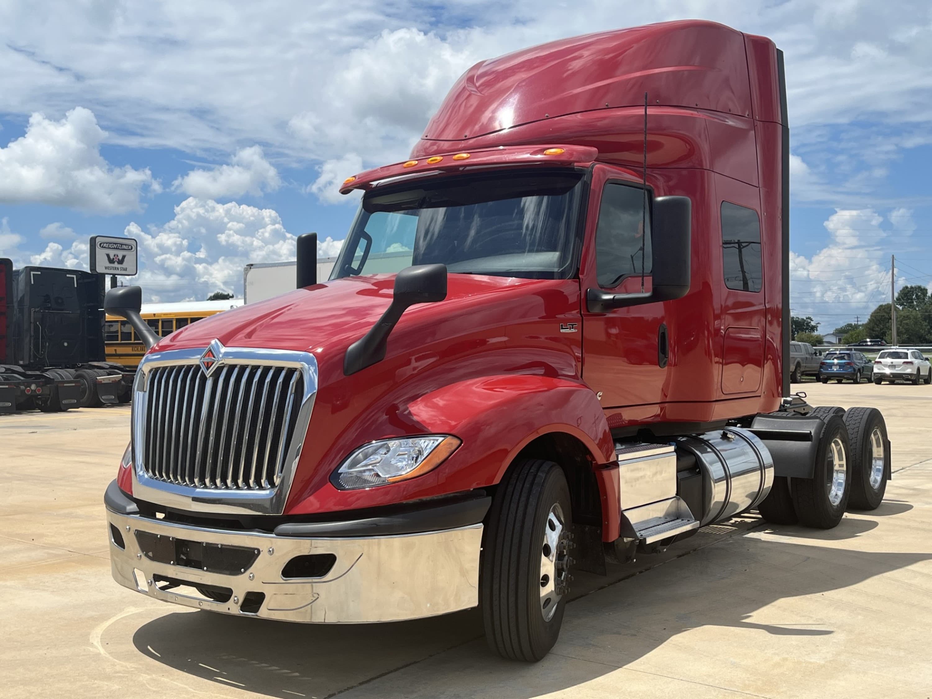 2021 International LT625 - Photo 1