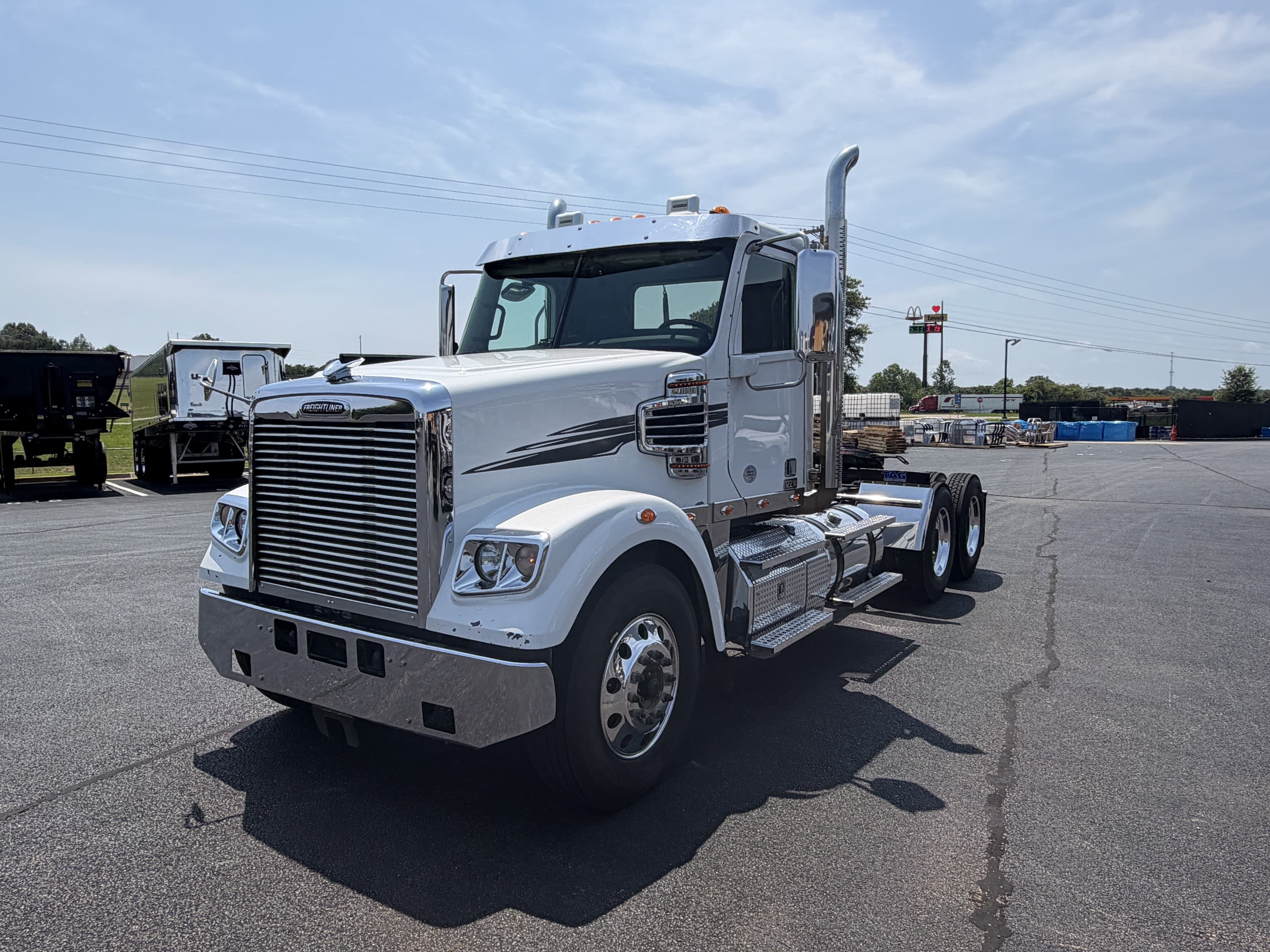 2022 Freightliner 122SD - Photo 1