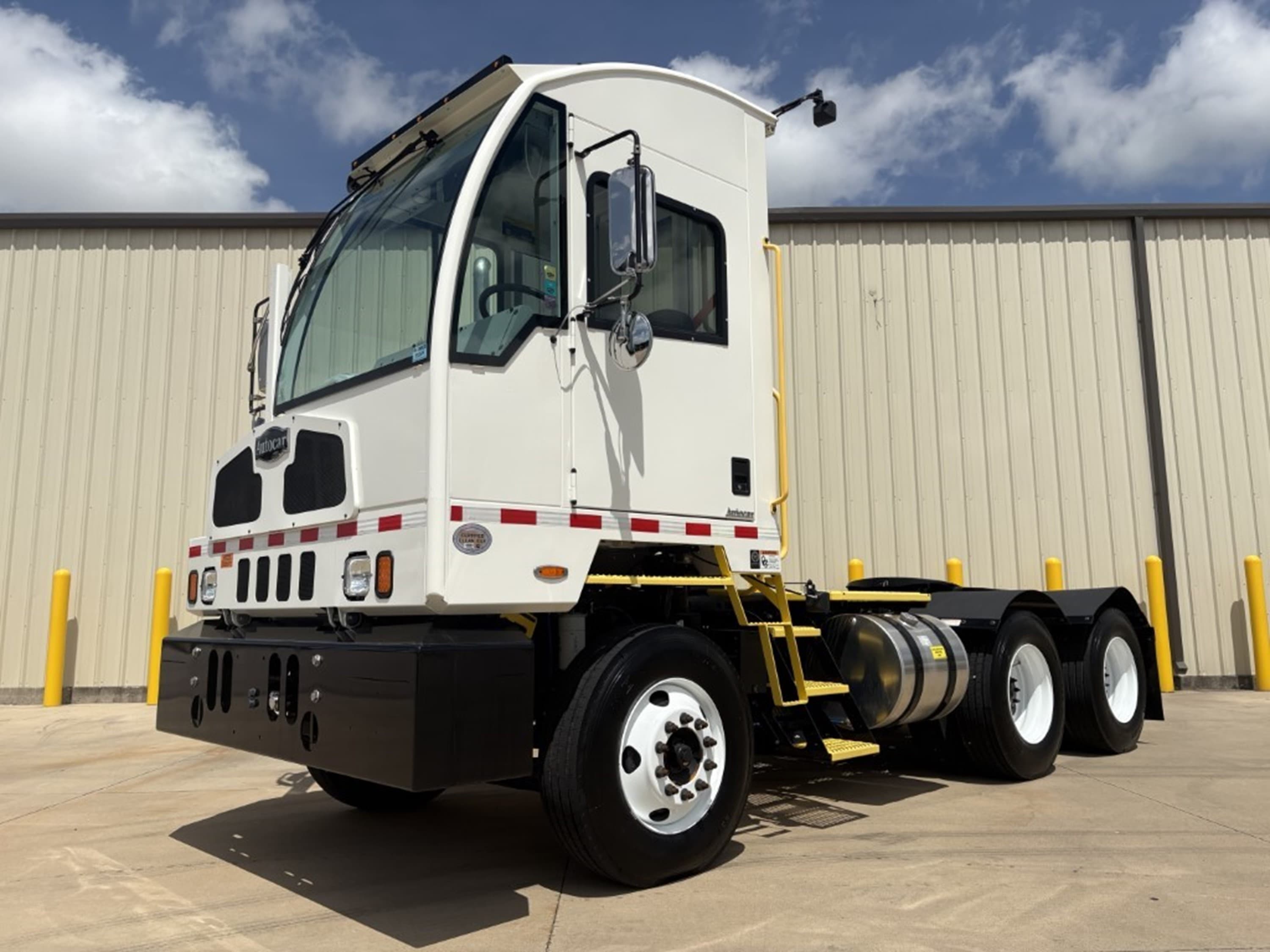 2024 Autocar Yard Spotter - Photo 1