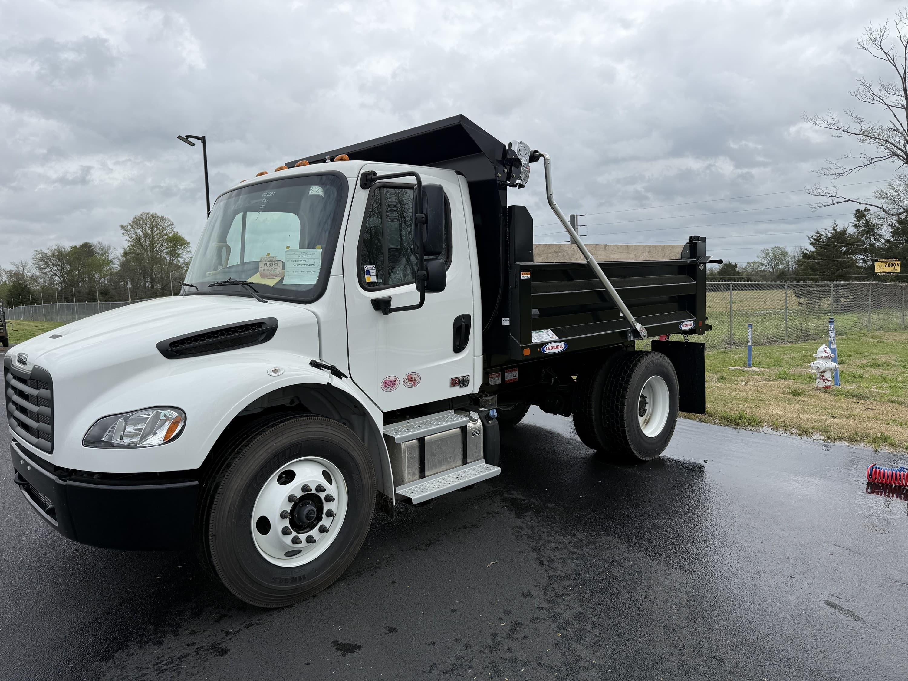 2025 Freightliner M2 106 - Photo 1