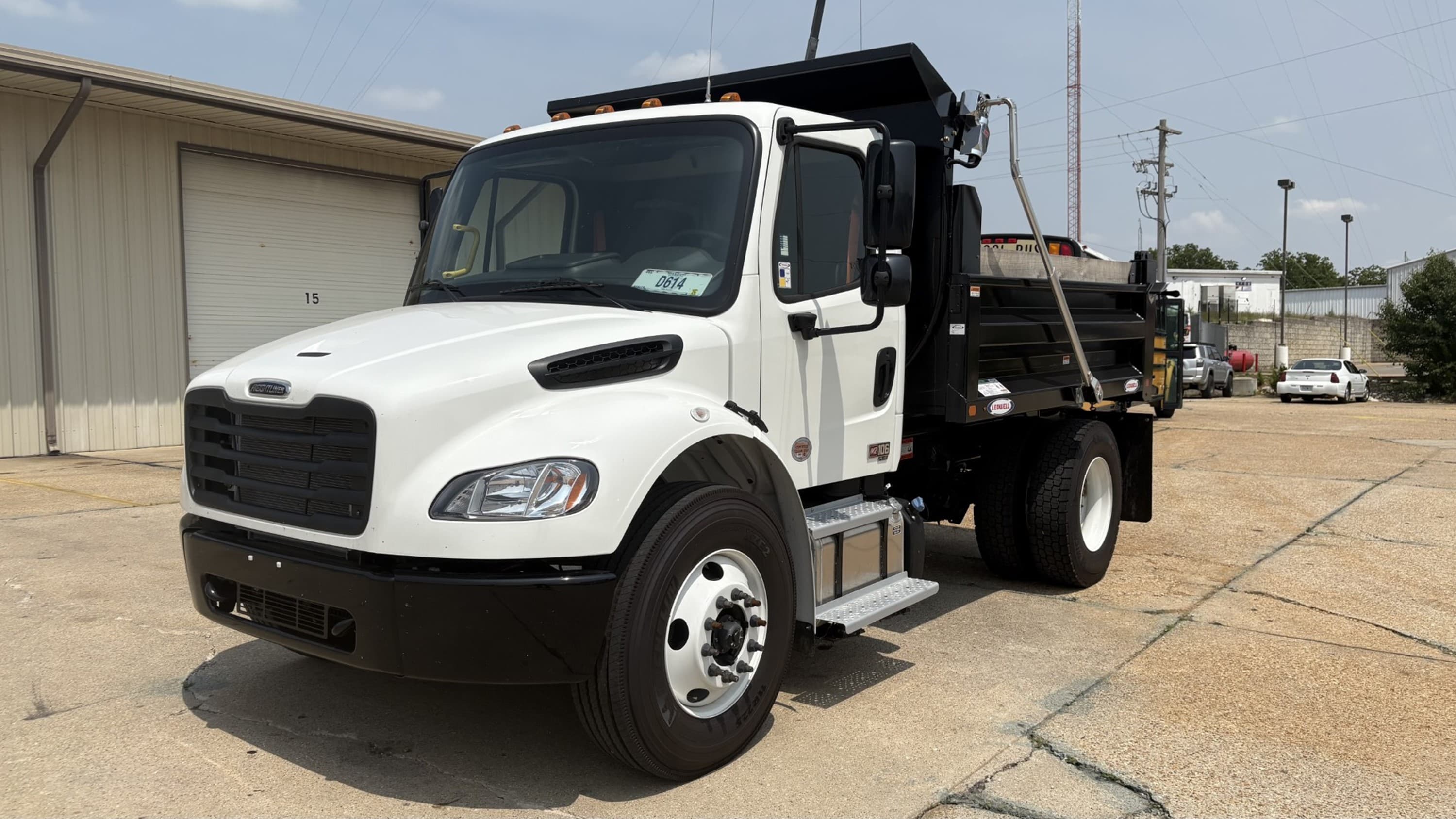 2025 Freightliner M2 106 - Photo 1