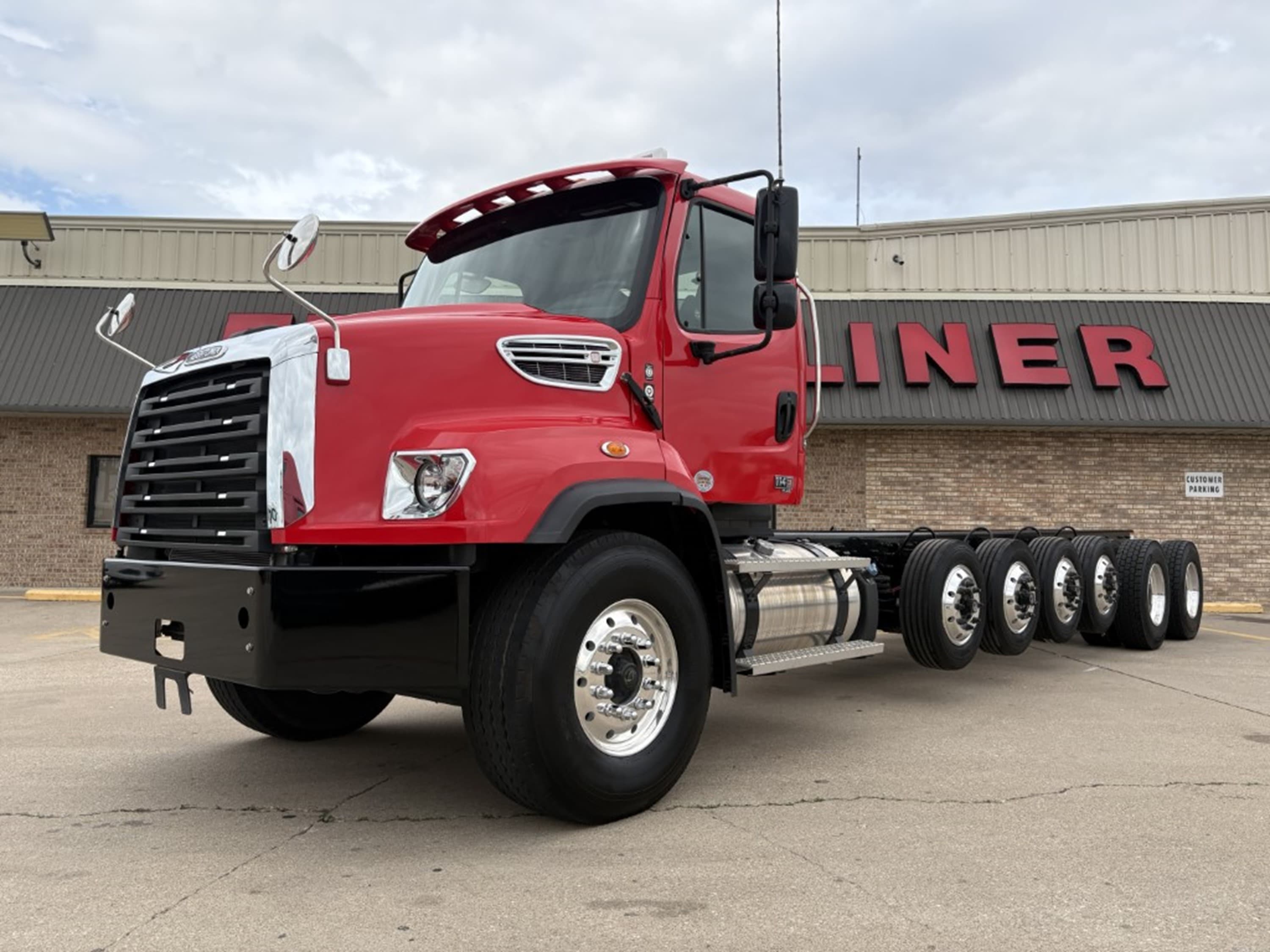 2025 Freightliner 114SD - Photo 1