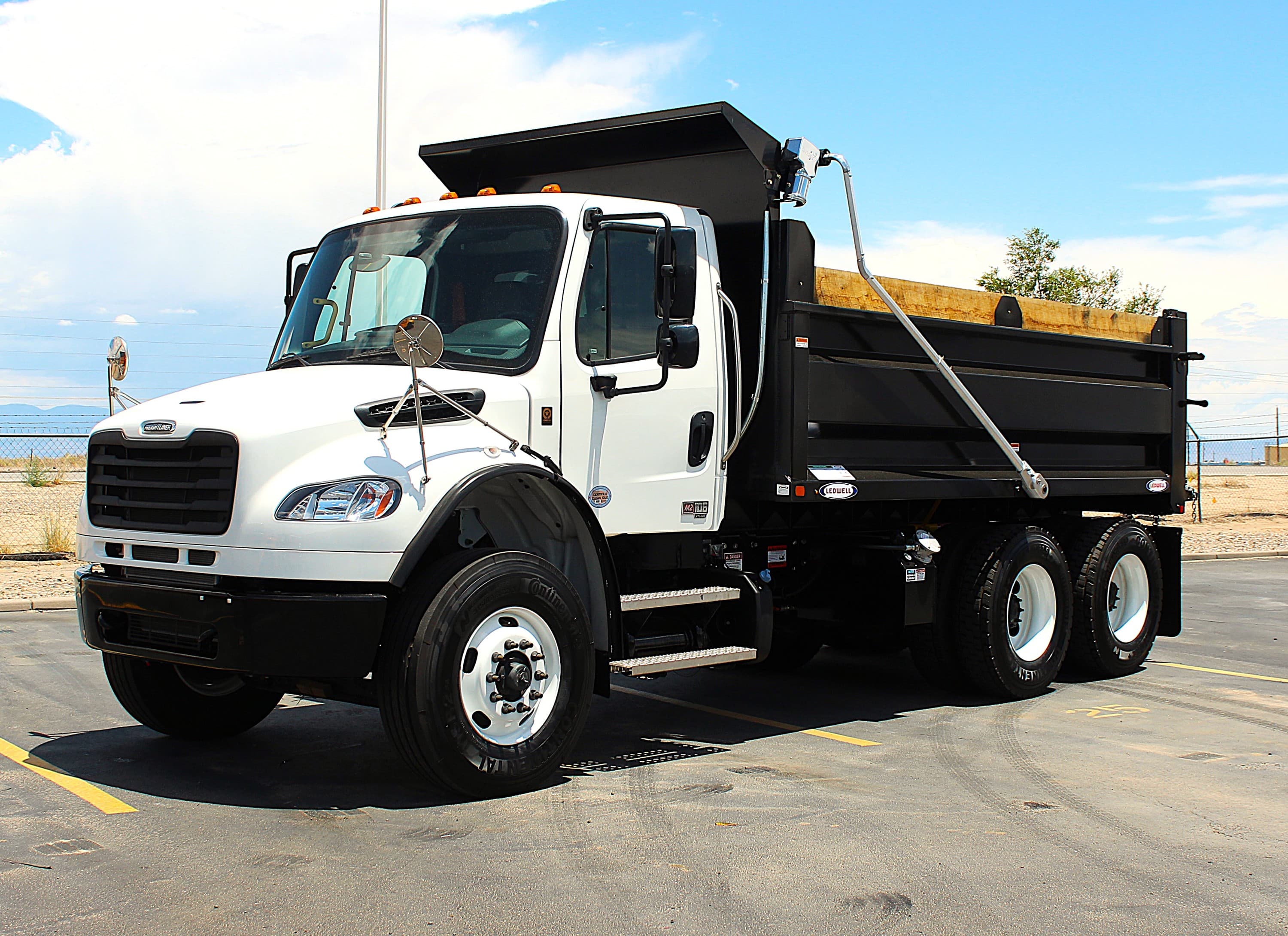 2026 Freightliner M2 106 - Photo 1