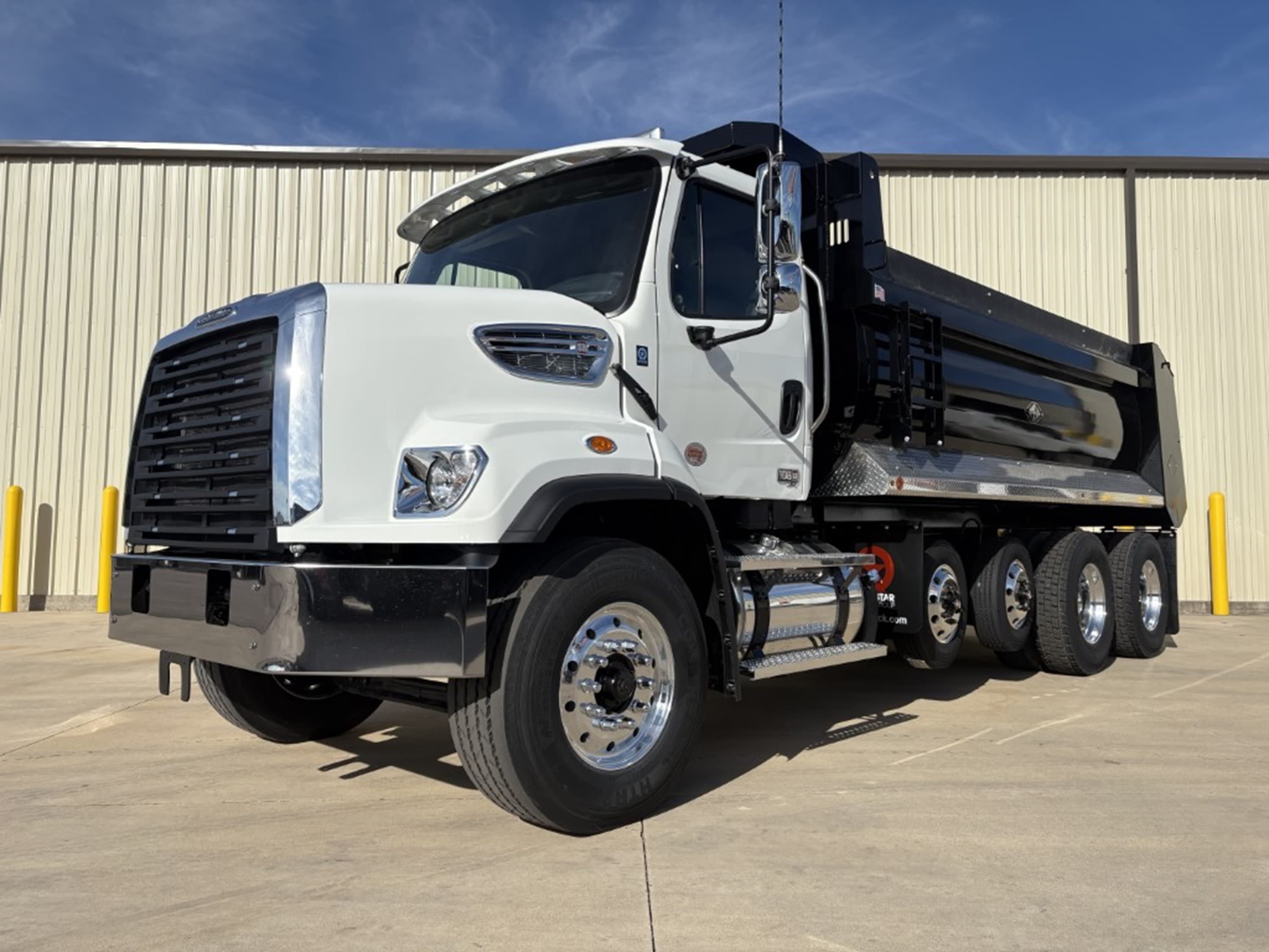 2026 Freightliner 108SD - Photo 1